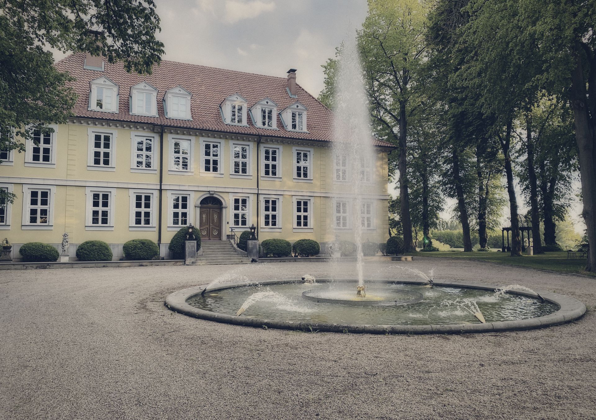 Schloss Ricklingen mit Fontäne im Ehrenhof