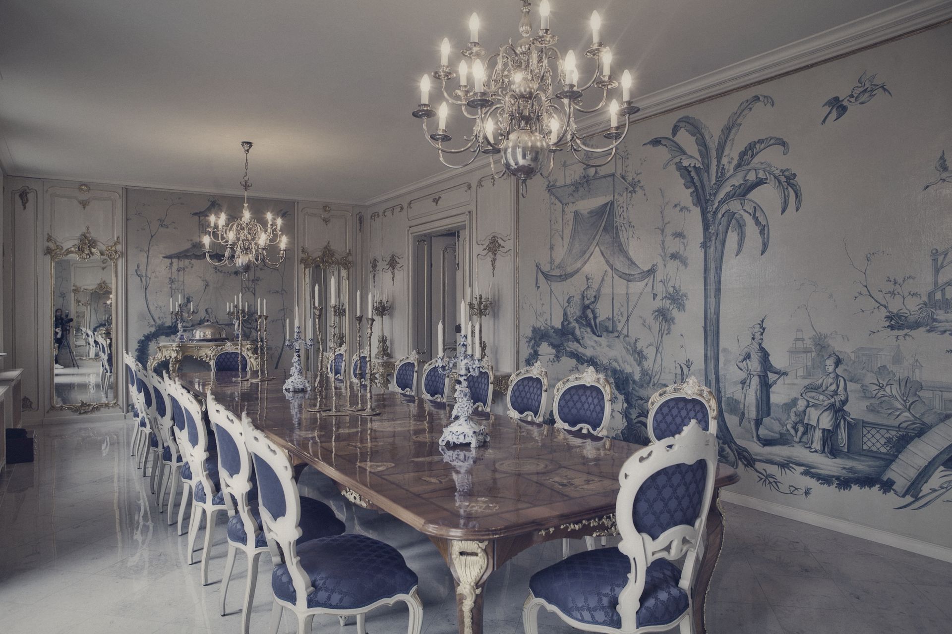 Der Spiegelsaal mit Kronleuchtern, Wandbildern in Delfter Blau und der langen Tafel