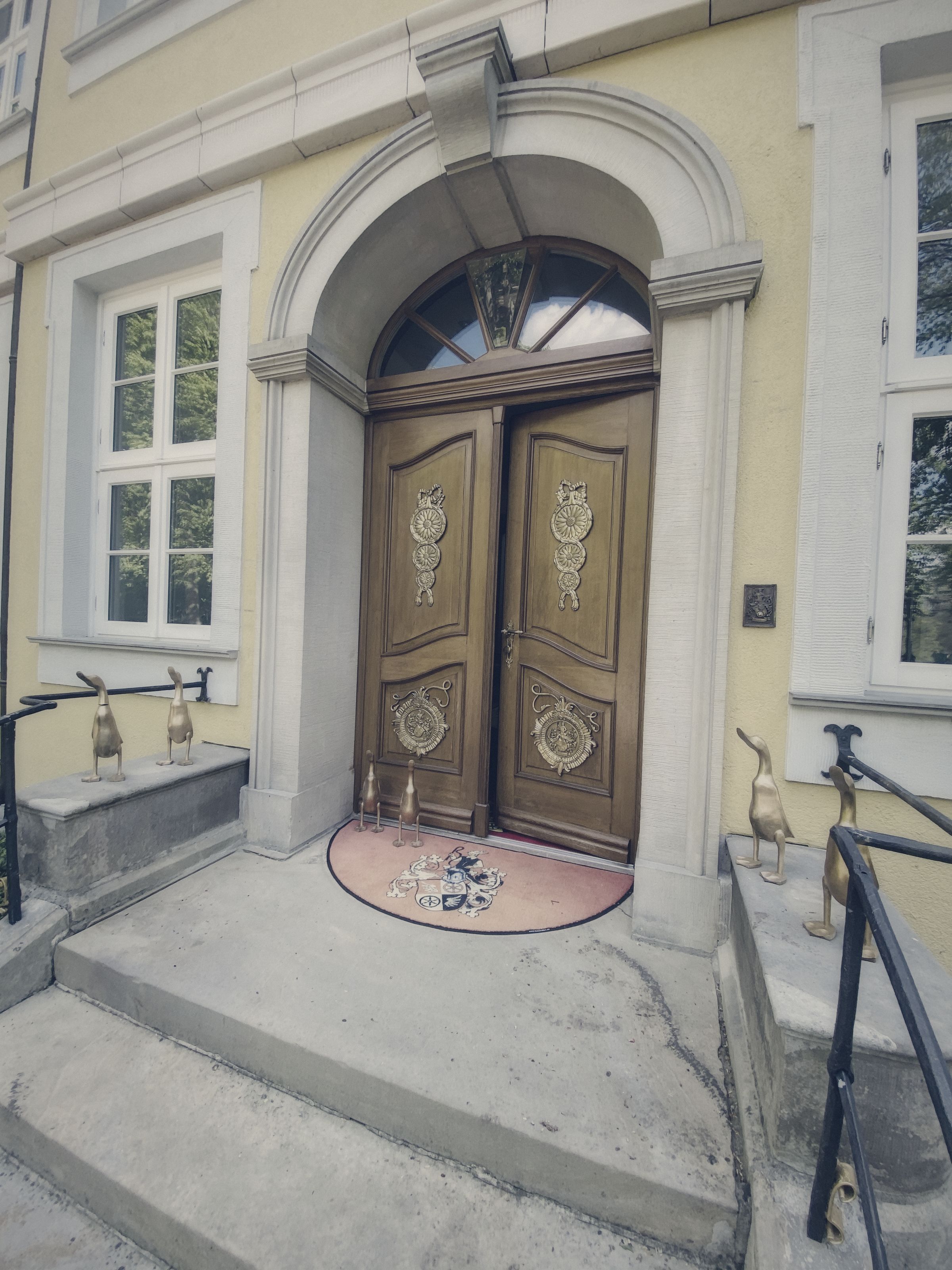 Barockes Portal des Schlosses mit geschnitzter Doppeltür