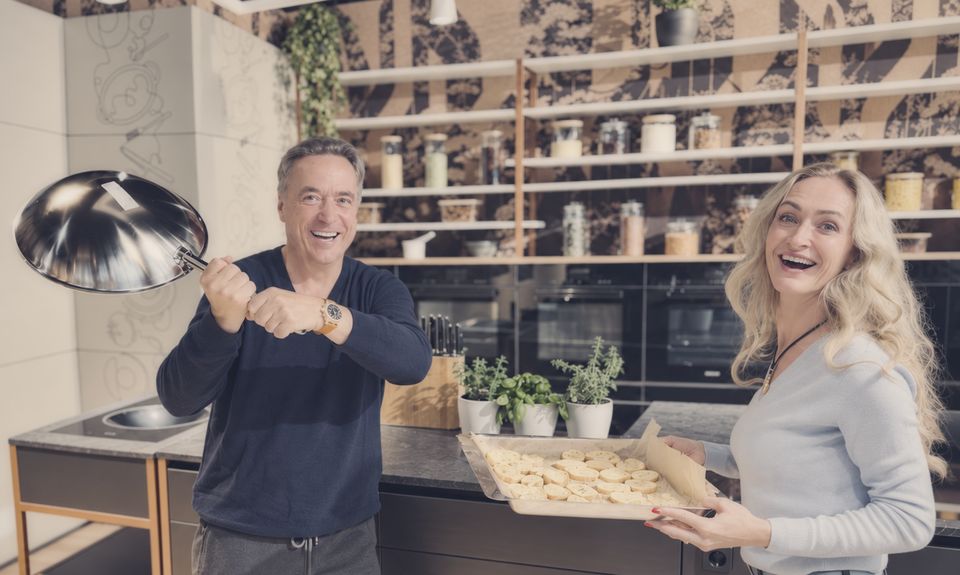 Wolfgang und Irina Fuhrmann lachend im Kochstudio von La Cocina