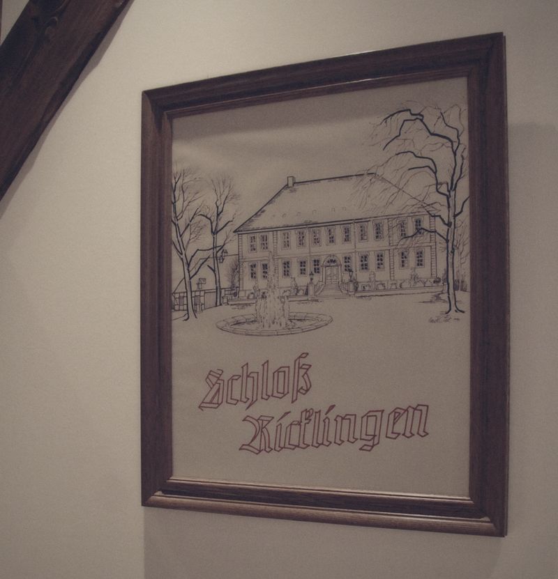 Gerahmte Zeichnung des Amtshauses mit der Aufschrift Schloß Ricklingen